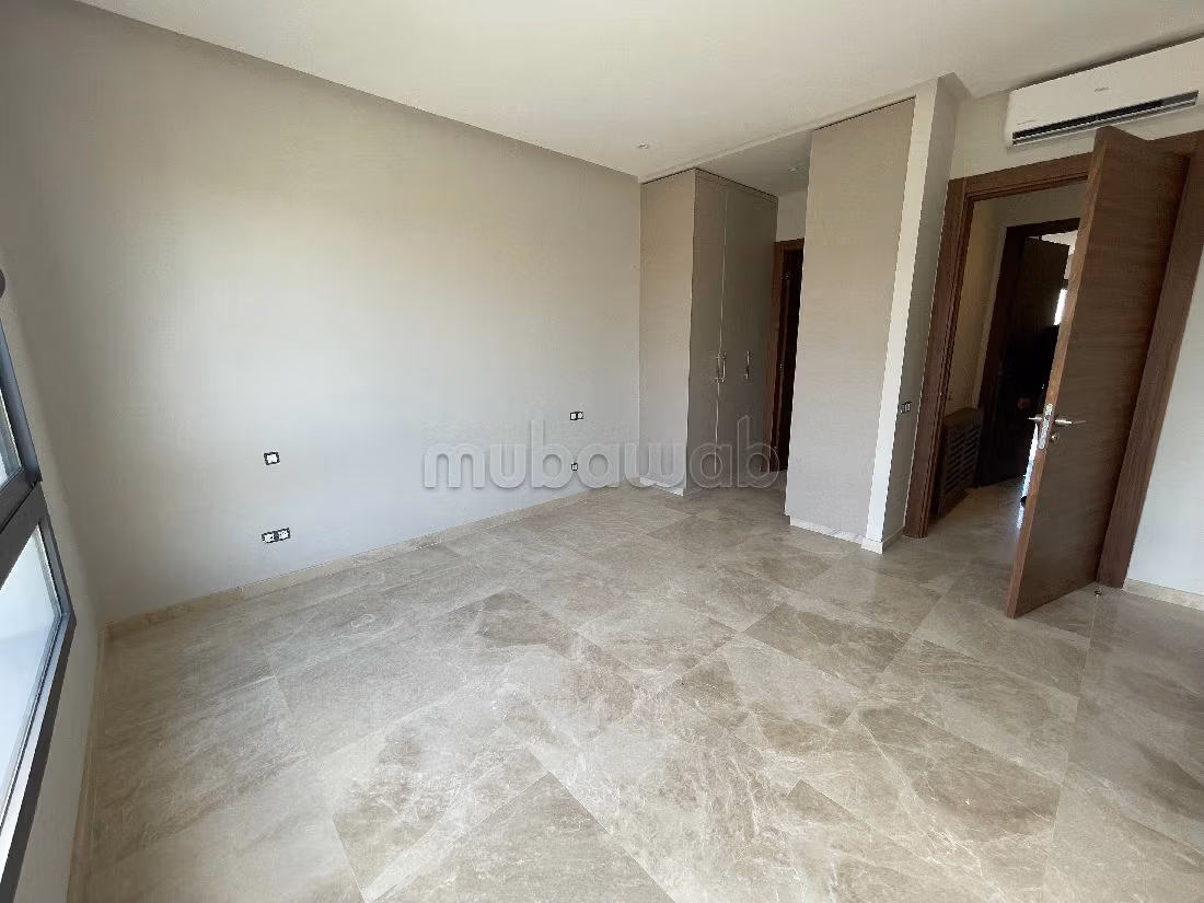 Maison de luxe à louer à Souissi. Surface totale 700 m². Porte blindée, salon marocain traditionnel