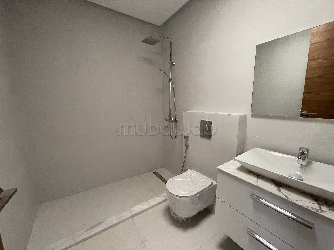 Maison de luxe à louer à Souissi. Surface totale 700 m². Porte blindée, salon marocain traditionnel