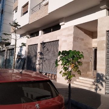مكاتب ومحلات للبيع باكدال. المساحة 2100 م². 