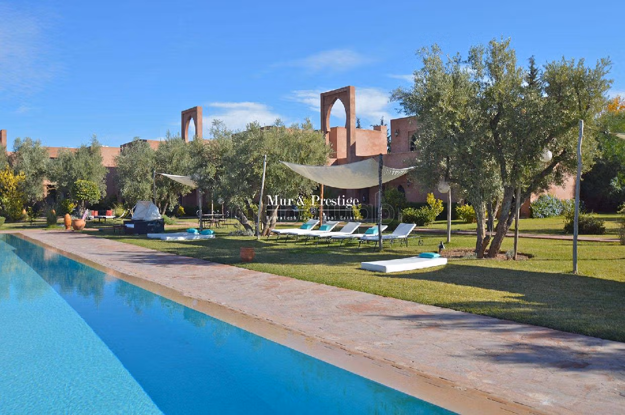 Fabulous house for sale. Area of 2000 m². Swimming pool and fireplace. 