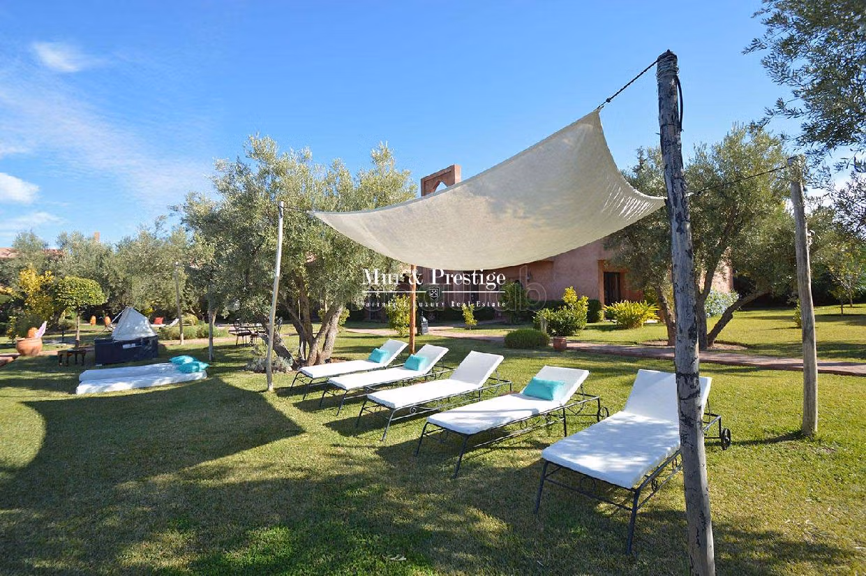 Fabulous house for sale. Area of 2000 m². Swimming pool and fireplace. 