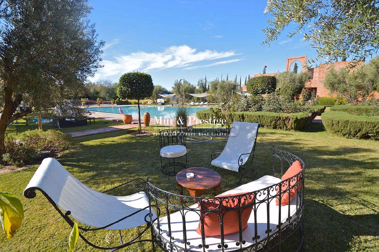 Fabulous house for sale. Area of 2000 m². Swimming pool and fireplace. 