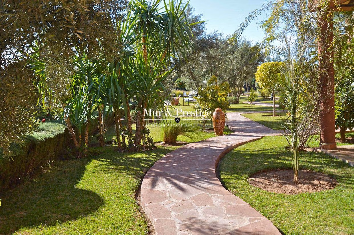 Fabulous house for sale. Area of 2000 m². Swimming pool and fireplace. 