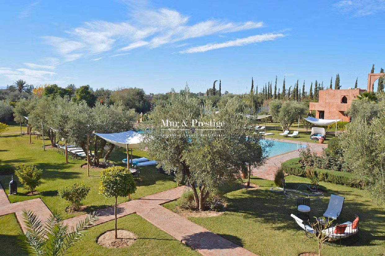 Fabulous house for sale. Area of 2000 m². Swimming pool and fireplace. 
