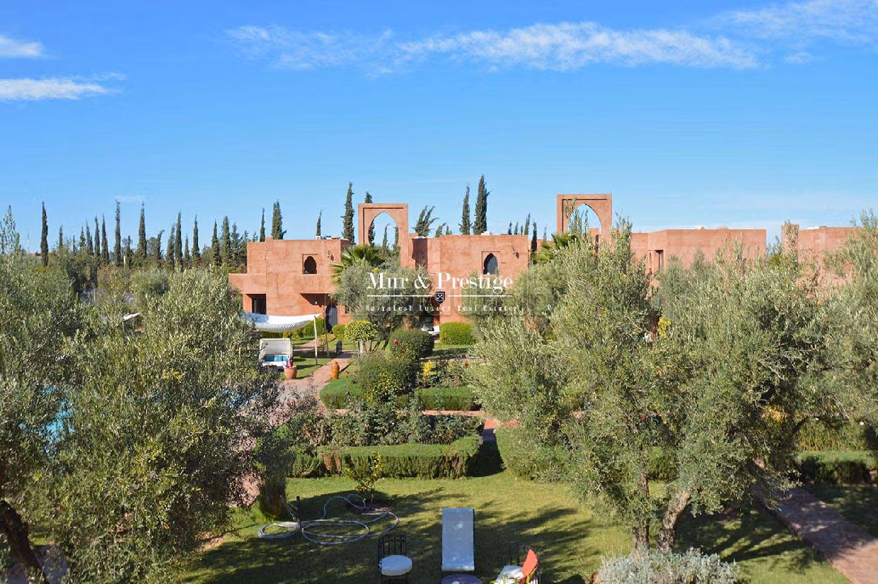 Fabulous house for sale. Area of 2000 m². Swimming pool and fireplace. 