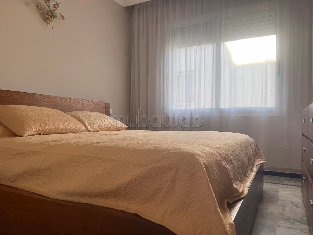 شقة رائعة للإيجار ب عين الذياب امتداد. 2 غرف. شرفة مشرقة. 