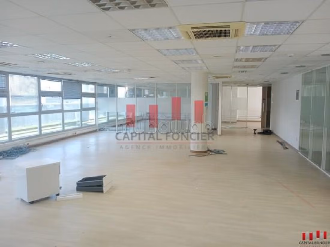 Plateau bureau de 398m² 6 places de parking Bd Med V