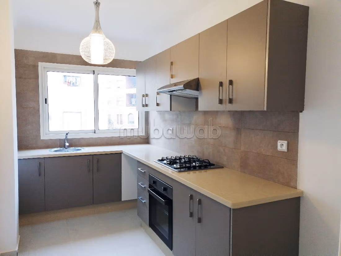 شقة رائعة للبيع ب الصنوبر. 2 قطع مريحة. إقامة بالبواب. 