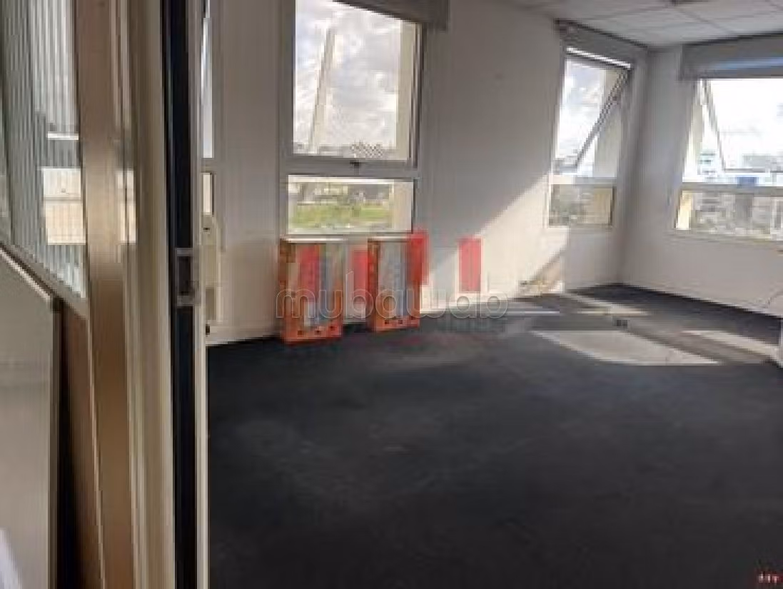 Ufficio in affitto a Sidi Maarouf. Superficie 156 m². Dotato di ascensore