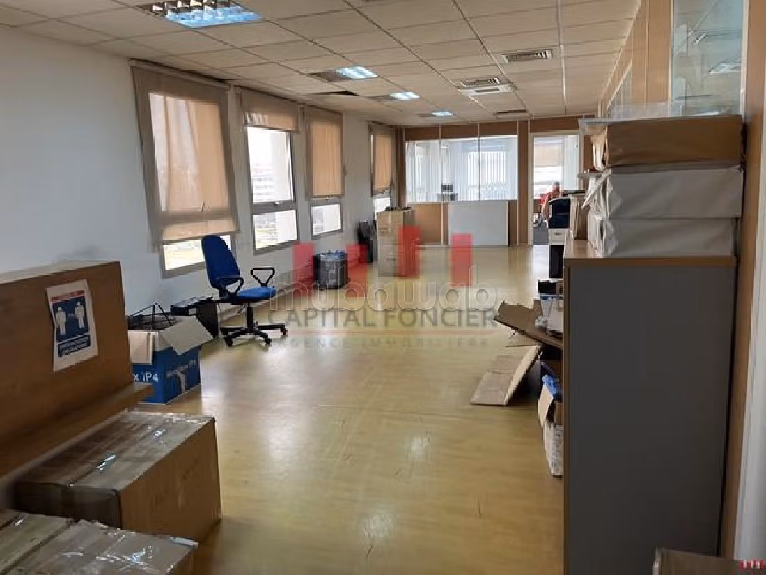Ufficio in affitto a Sidi Maarouf. Superficie 156 m². Dotato di ascensore