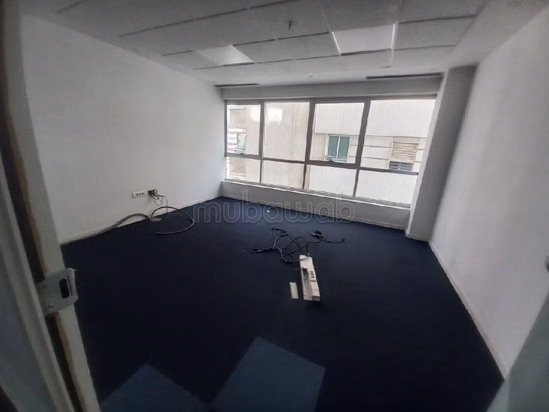 Offices for rent in Anfa. Small area 700 m². Double glazing and central heating. 