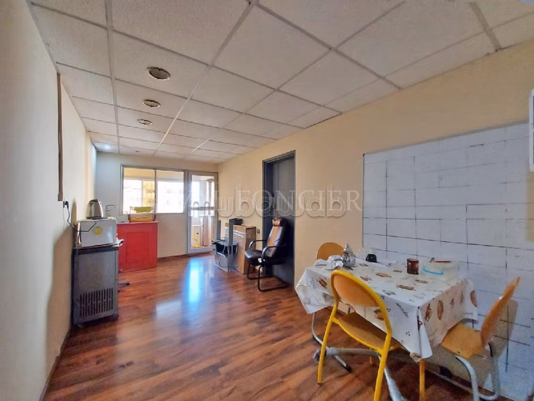 Offices for rent in Racine. Small area 179 m². Terrace and lift