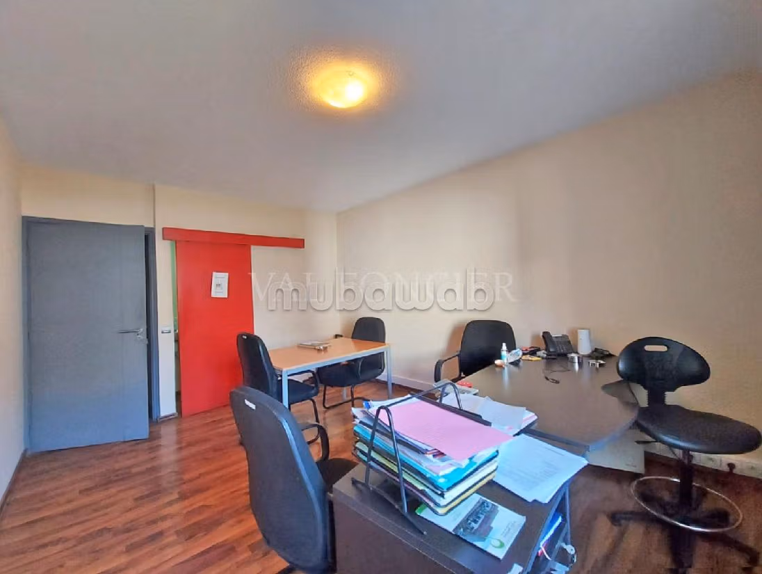 Offices for rent in Racine. Small area 179 m². Terrace and lift