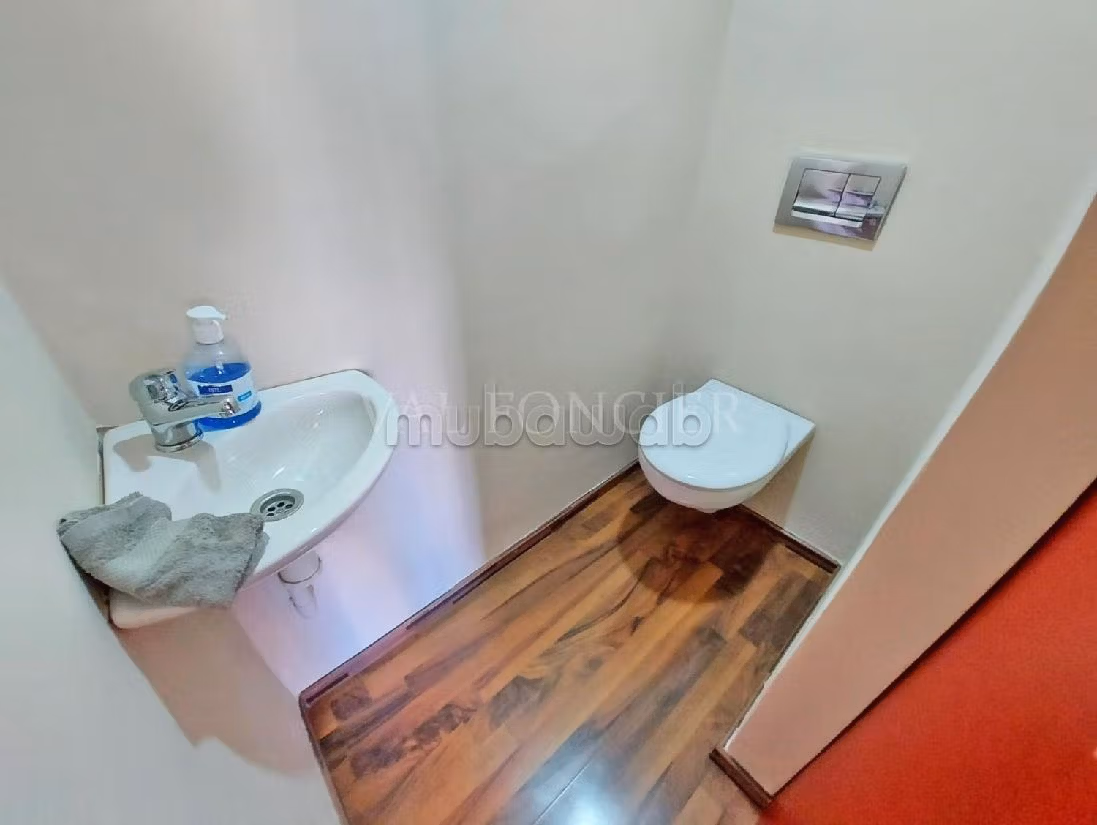 Offices for rent in Racine. Small area 179 m². Terrace and lift