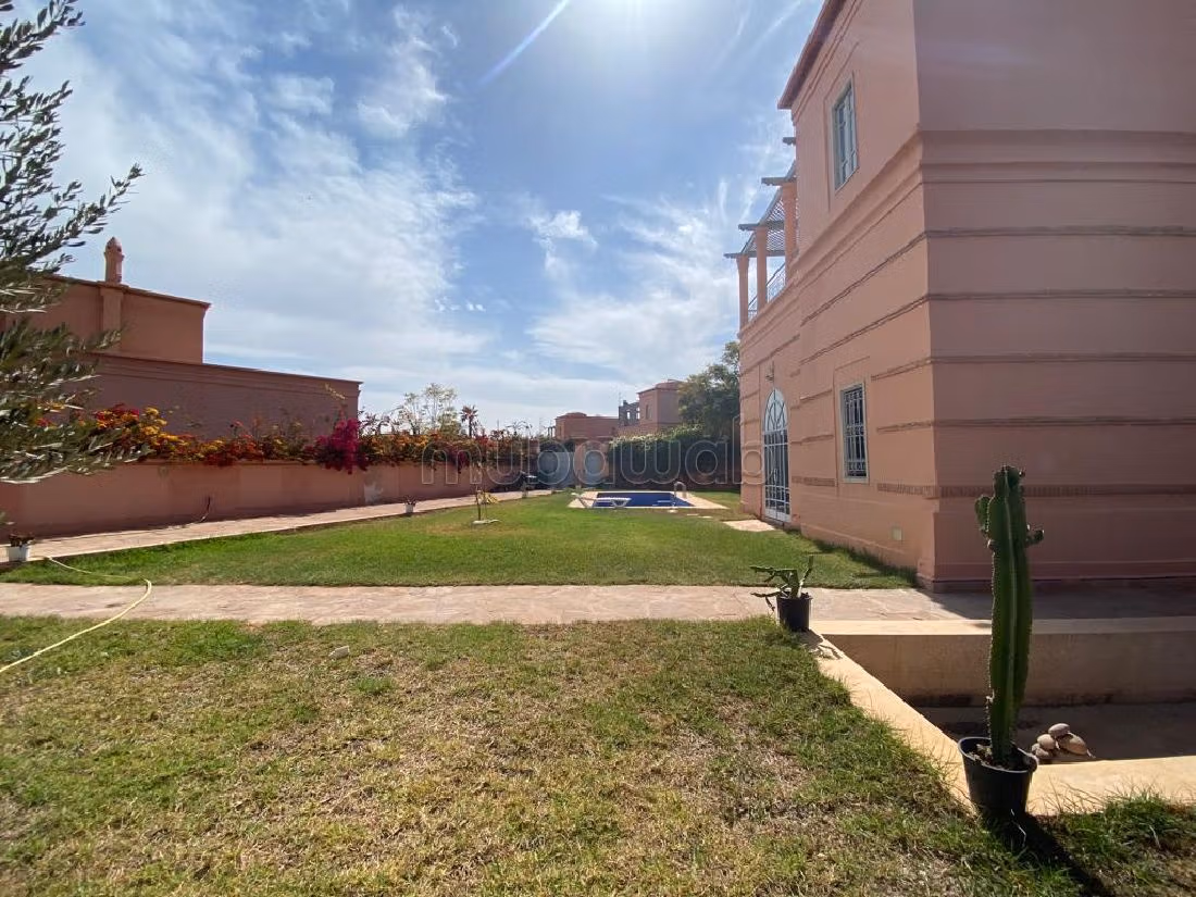 Villa de Charme à Vendre – Marrakech, Signée Charles Boccara avec Vue Atlas et Piscine Privée