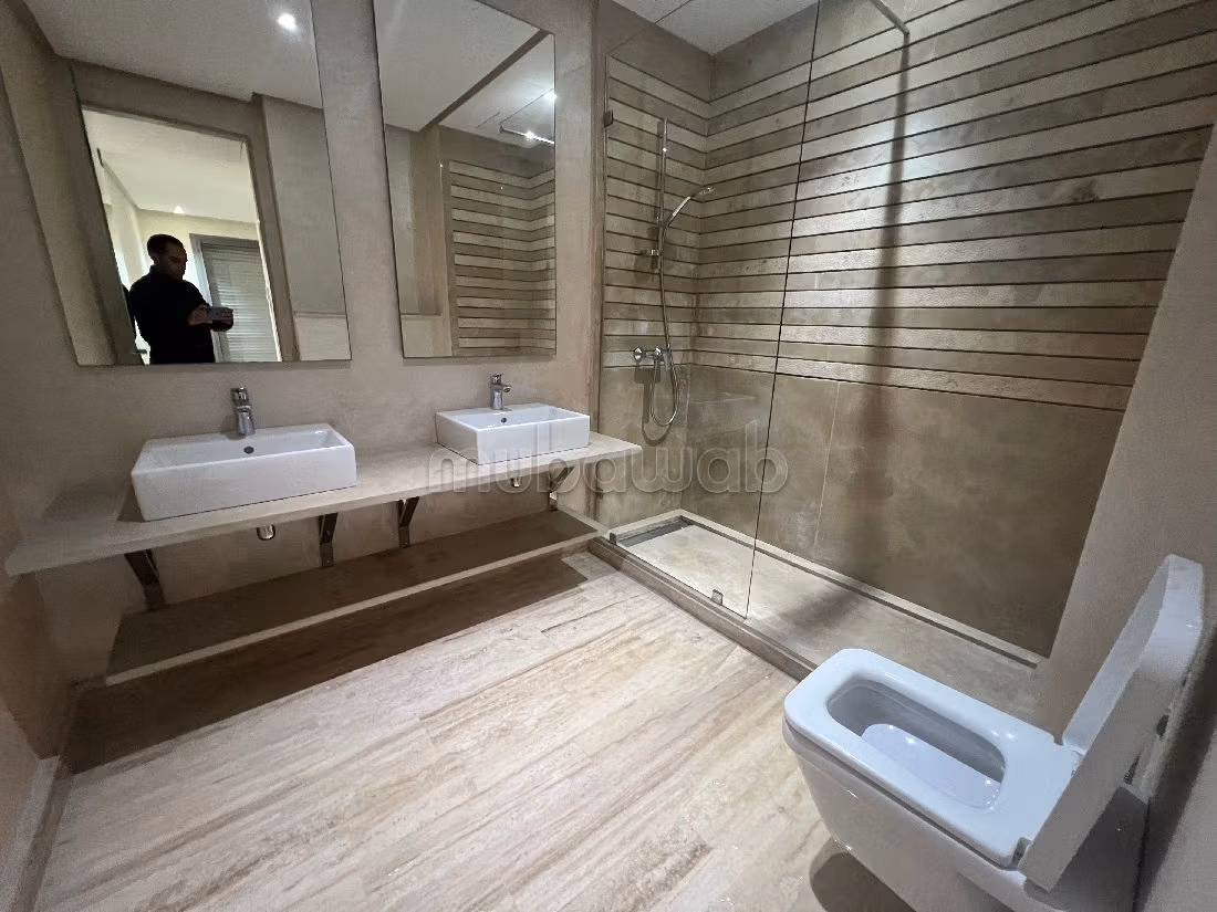 Rent this apartment in Gauthier. 4 large rooms. With lift and terrace. 