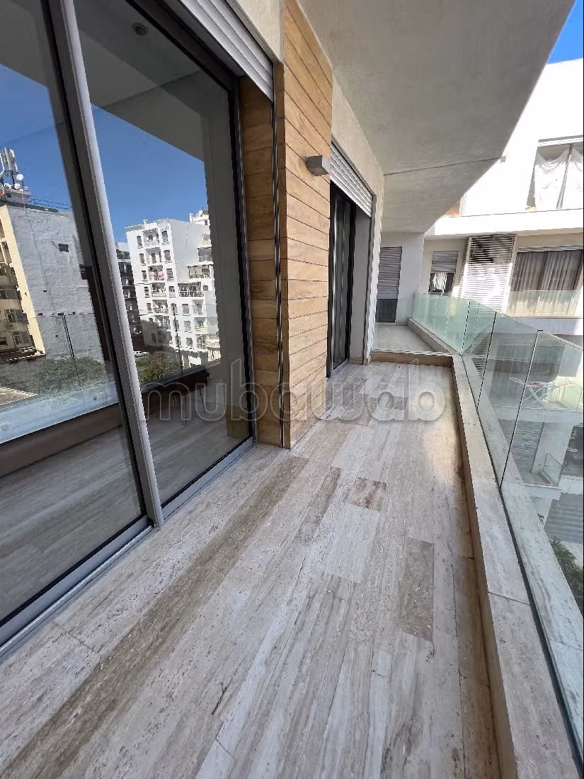 Rent this apartment in Gauthier. 4 large rooms. With lift and terrace. 