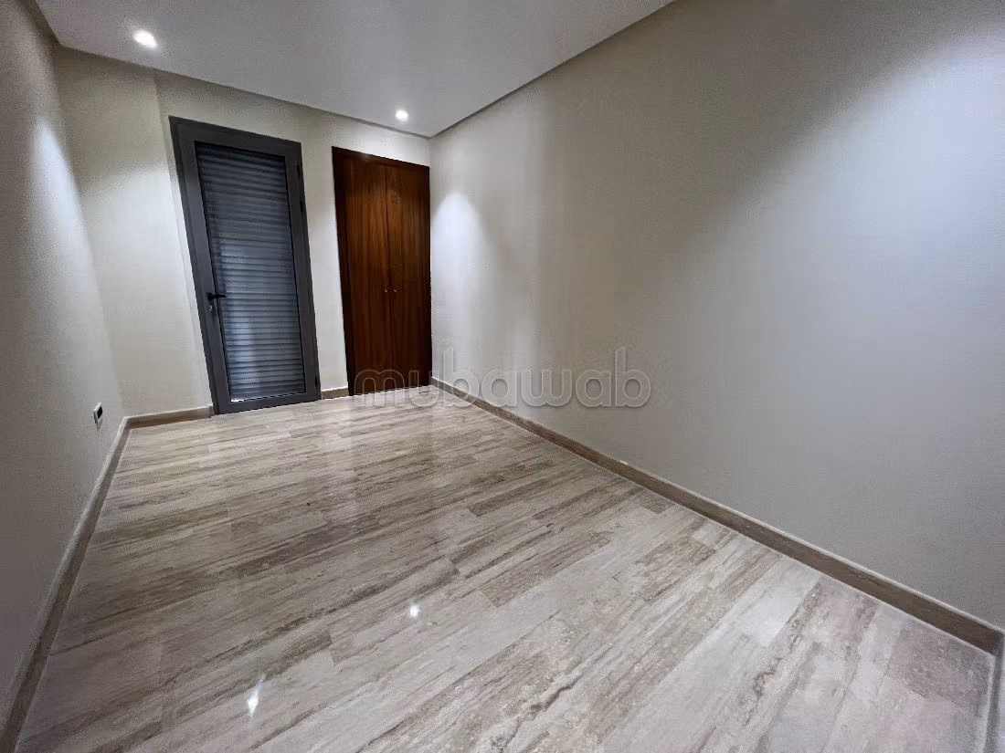 Rent this apartment in Gauthier. 4 large rooms. With lift and terrace. 