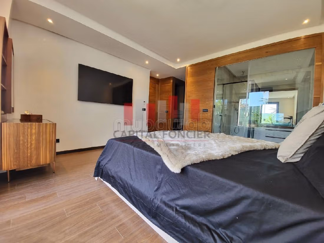 Rent this apartment in Bouskoura Ville. 5 rooms. Ample storage space