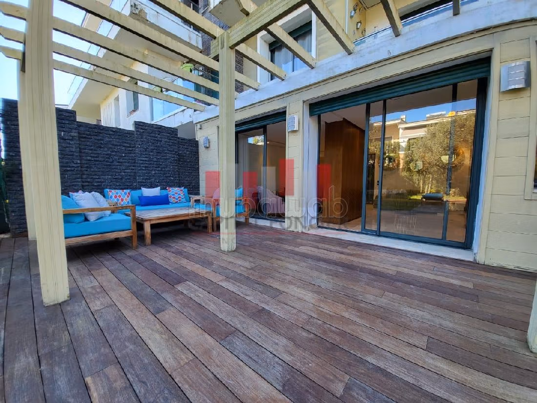 Rent this apartment in Bouskoura Ville. 5 rooms. Ample storage space