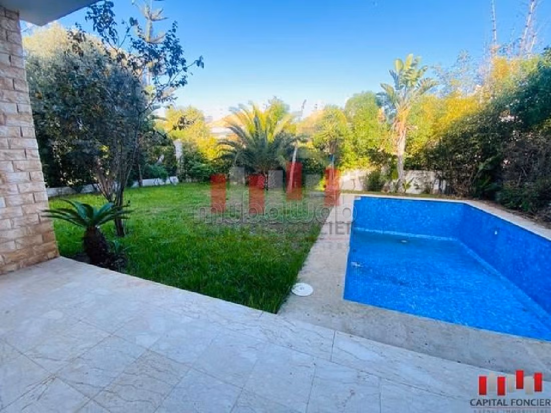 Plein sud piscine calme