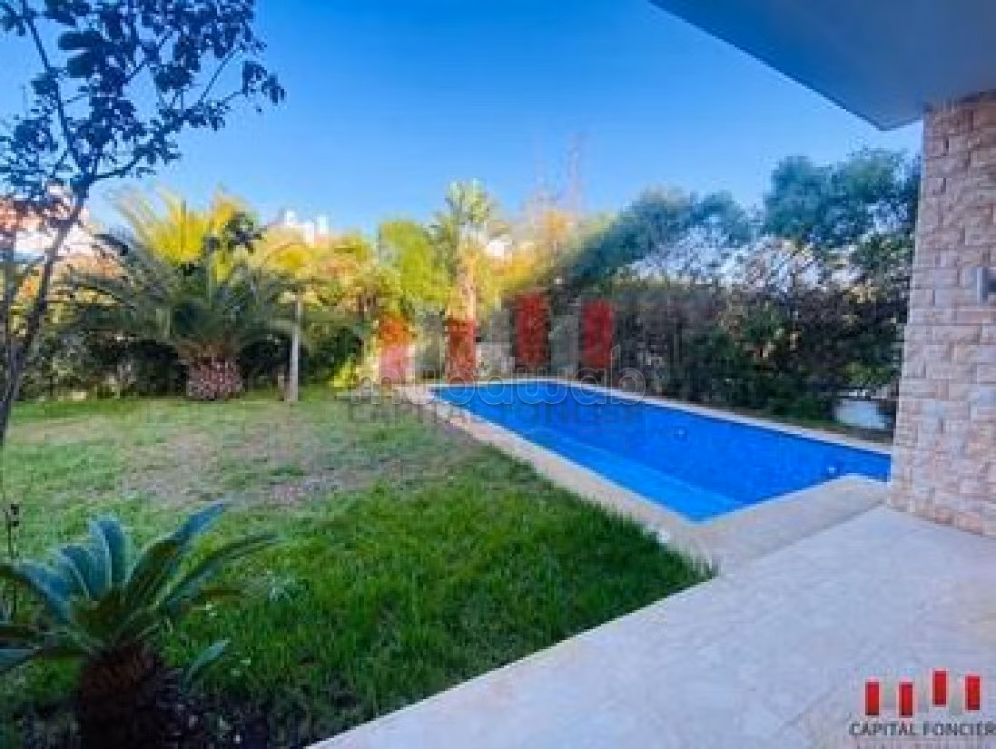 Plein sud piscine calme