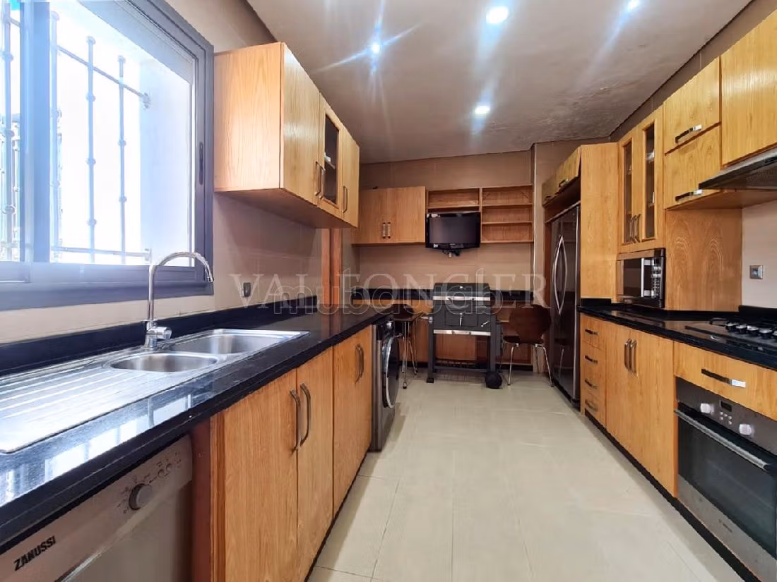 Vendita villa di lusso. Superficie totale 288 m². Con camino e piscina. 