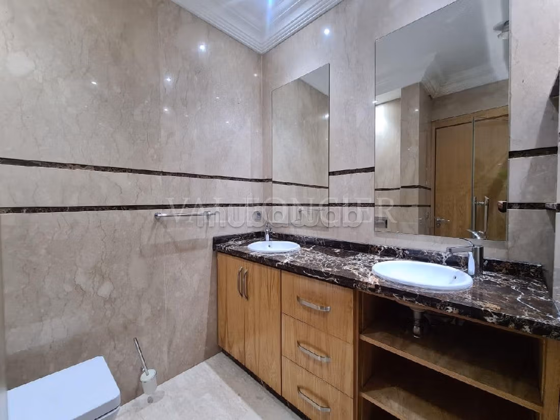 Vendita villa di lusso. Superficie totale 288 m². Con camino e piscina. 