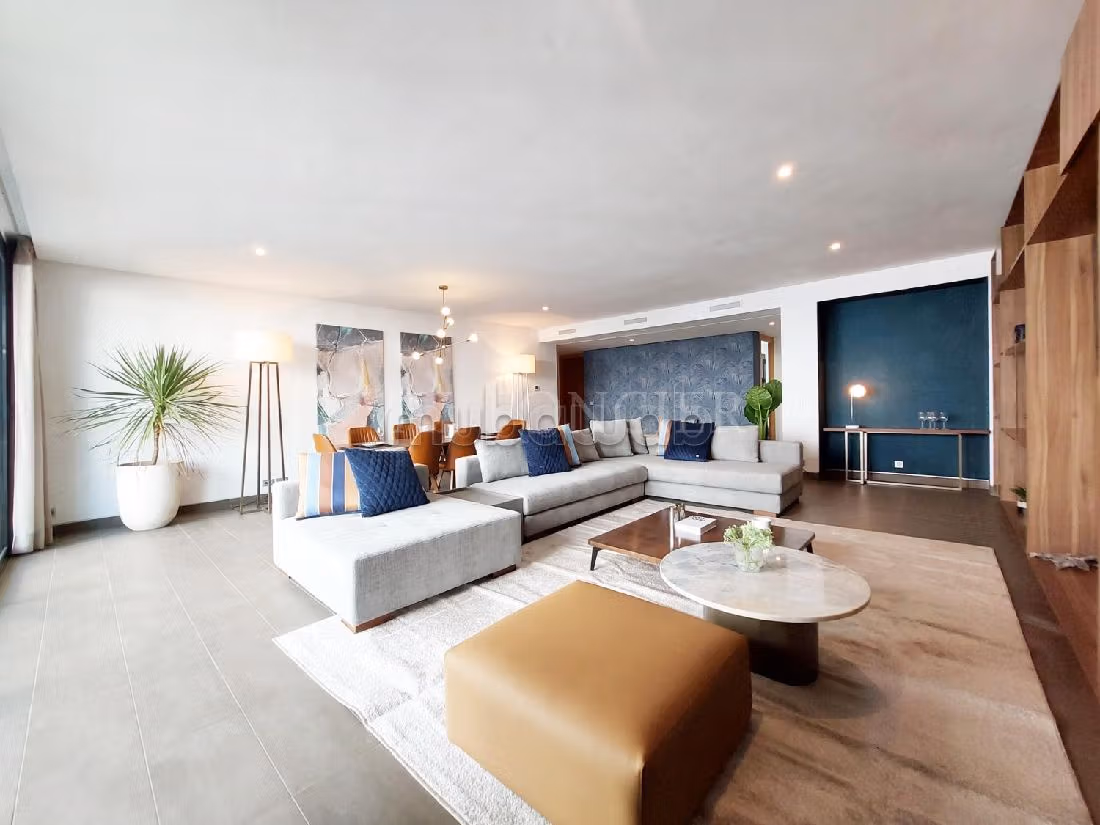 Beautiful apartment for sale in Ain Diab. Large area 190 m². Beautiful sea view. 