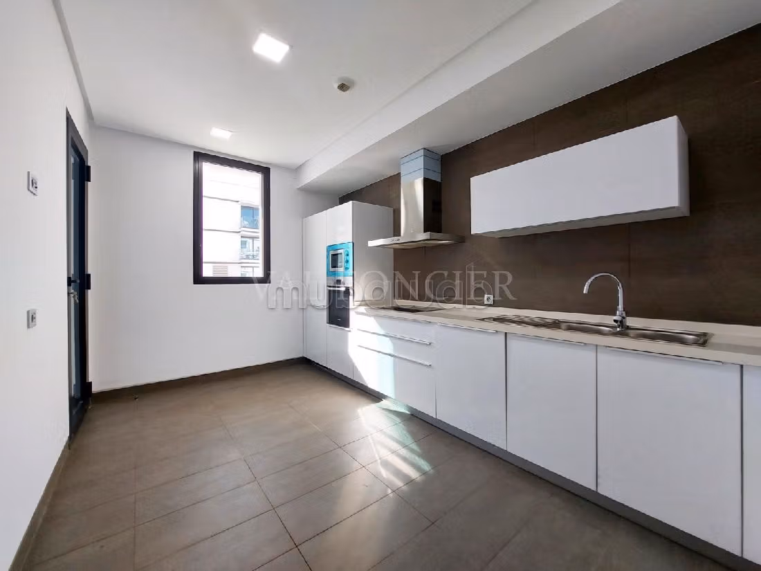 Beautiful apartment for sale in Ain Diab. Large area 190 m². Beautiful sea view. 