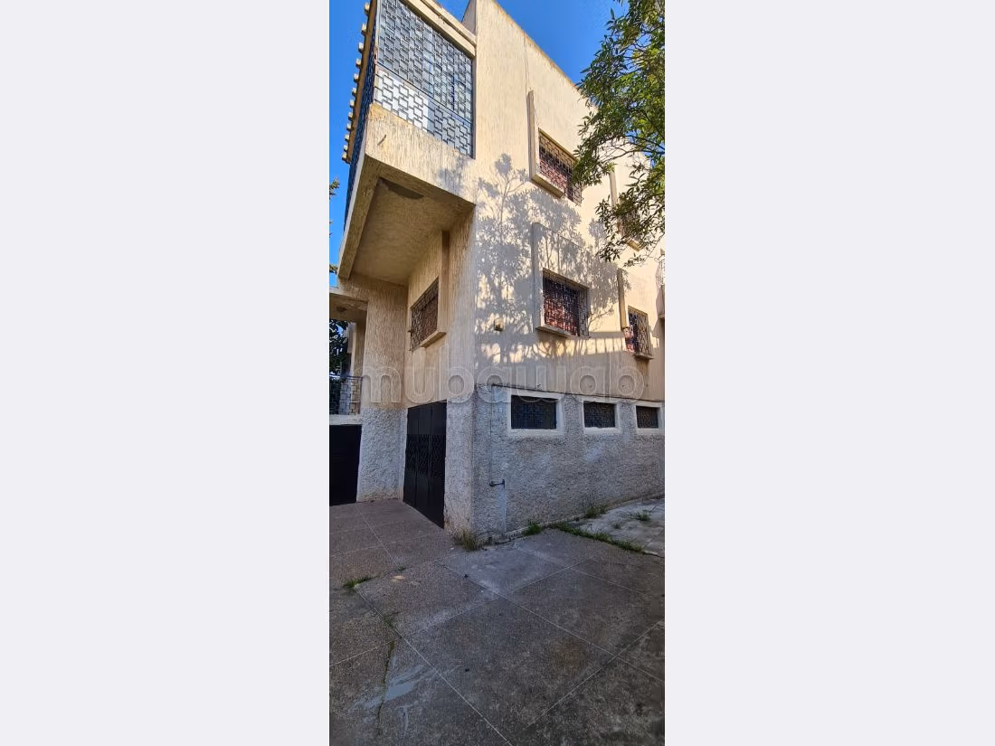 Proprietà in vendita a Hay Salam. Superficie totale 220 m². Giardino e terrazzo