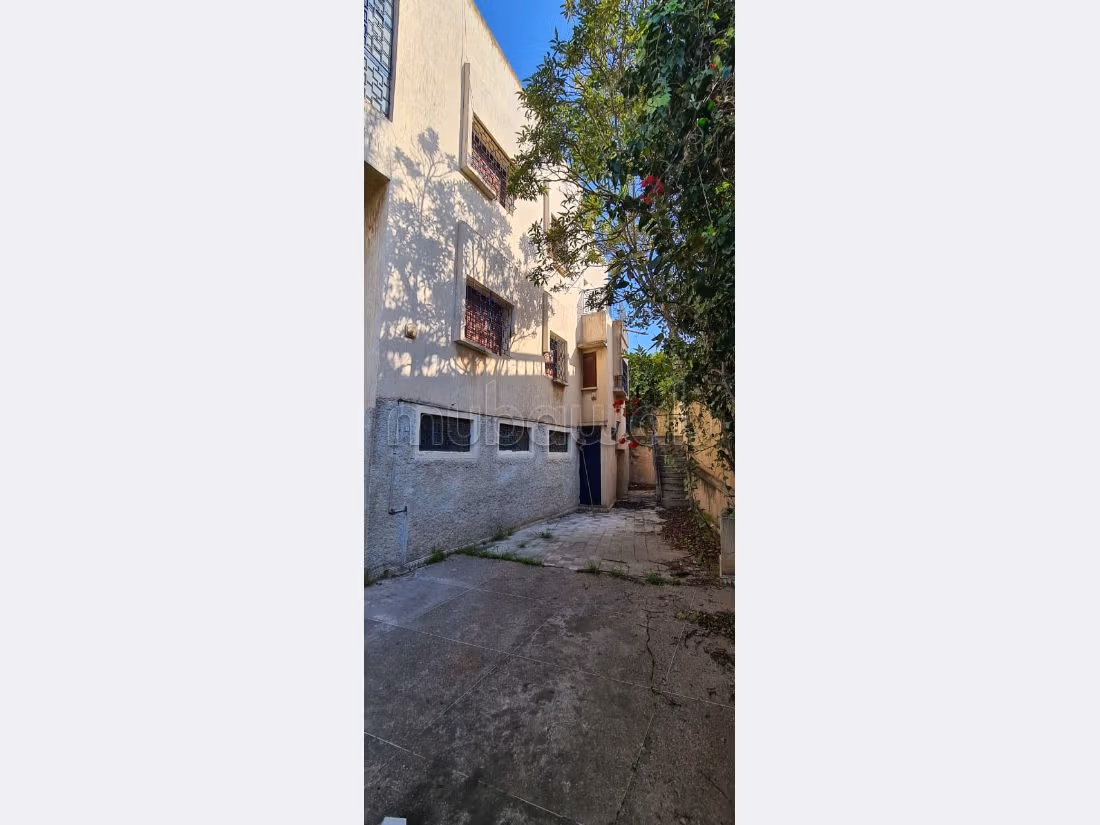 Proprietà in vendita a Hay Salam. Superficie totale 220 m². Giardino e terrazzo