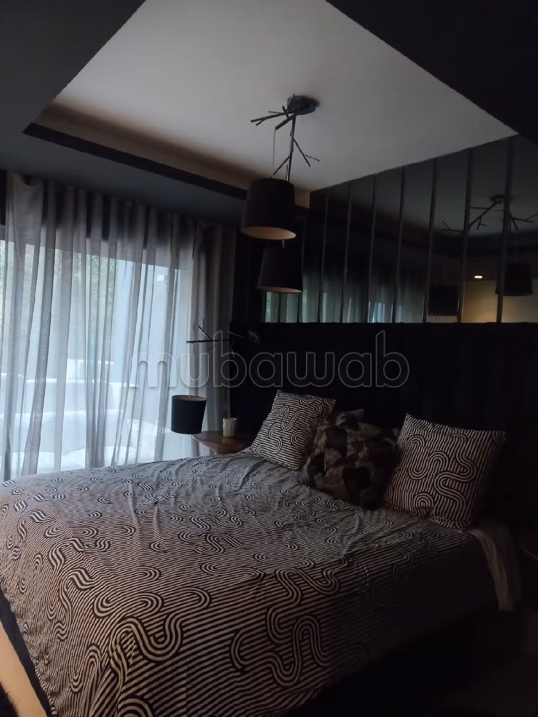 Flat for rent in Ain Diab. 5 large living areas. Lift and parking spaces.