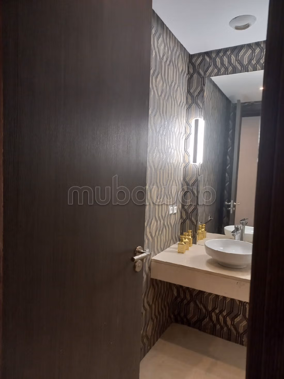 Flat for rent in Ain Diab. 5 large living areas. Lift and parking spaces.