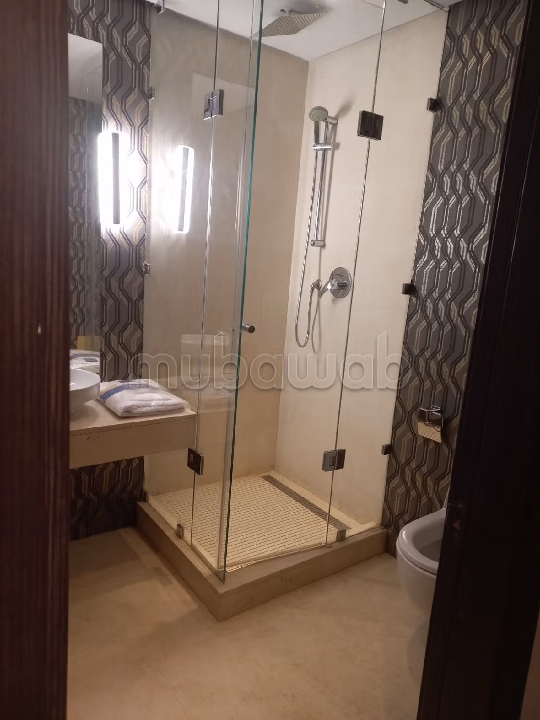 Flat for rent in Ain Diab. 5 large living areas. Lift and parking spaces.