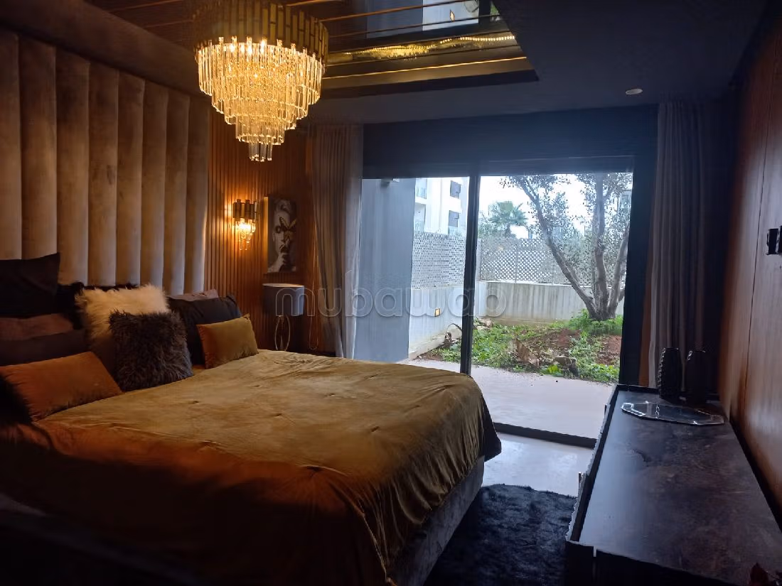 Flat for rent in Ain Diab. 5 large living areas. Lift and parking spaces.