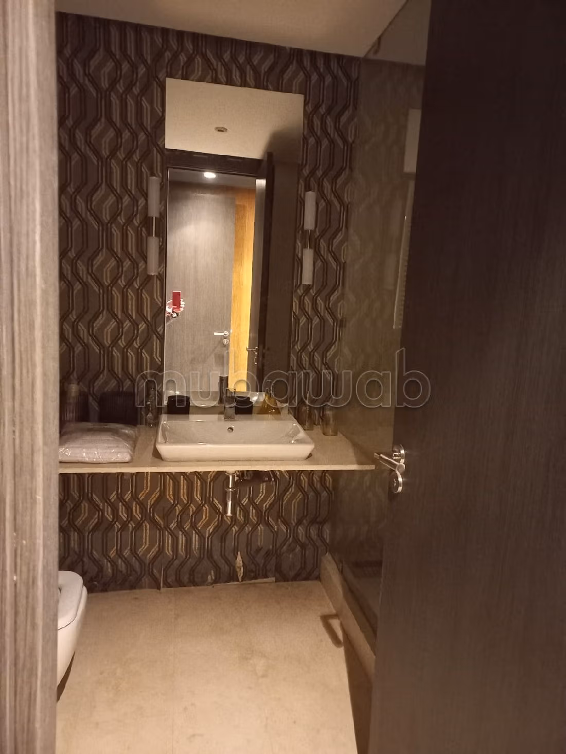 Flat for rent in Ain Diab. 5 large living areas. Lift and parking spaces.