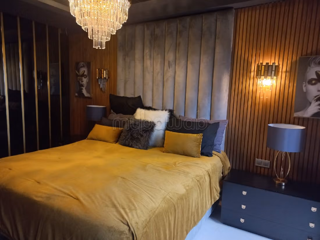 Flat for rent in Ain Diab. 5 large living areas. Lift and parking spaces.