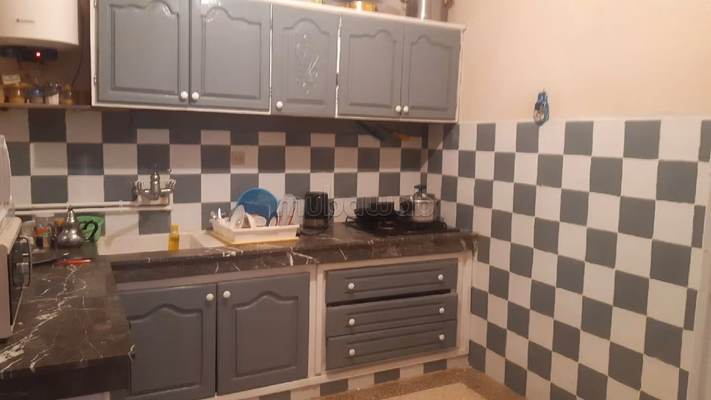 Beautiful house for sale. 3 beautiful rooms. Living room with Moroccan decor, General satellite dish system. 