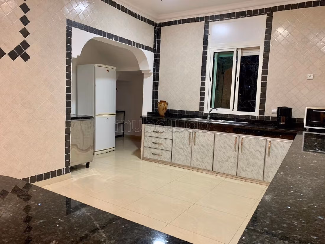 شراء منزل مميز طريق فاس ب. المساحة الكلية 4193 م². صحن فضائي وباب متين وممتاز