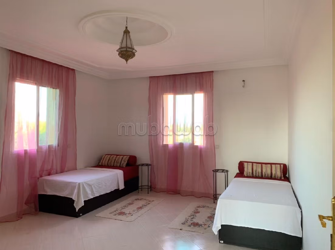 شراء منزل مميز طريق فاس ب. المساحة الكلية 4193 م². صحن فضائي وباب متين وممتاز