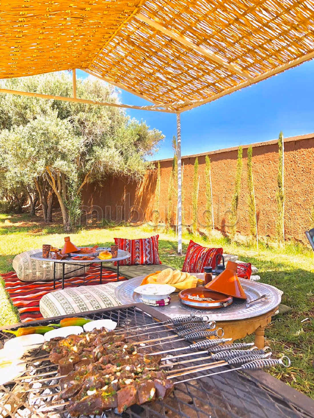 شراء منزل مميز طريق فاس ب. المساحة الكلية 4193 م². صحن فضائي وباب متين وممتاز