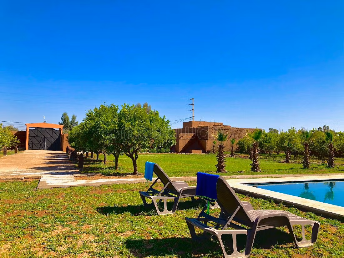 شراء منزل مميز طريق فاس ب. المساحة الكلية 4193 م². صحن فضائي وباب متين وممتاز