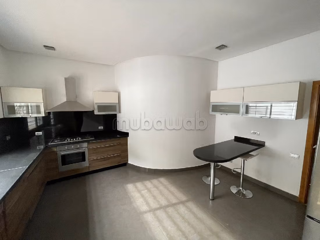 Villa's en luxe woningen te huur in Ain Diab. 4 Slaapkamers. Zwembad en airconditioning. 