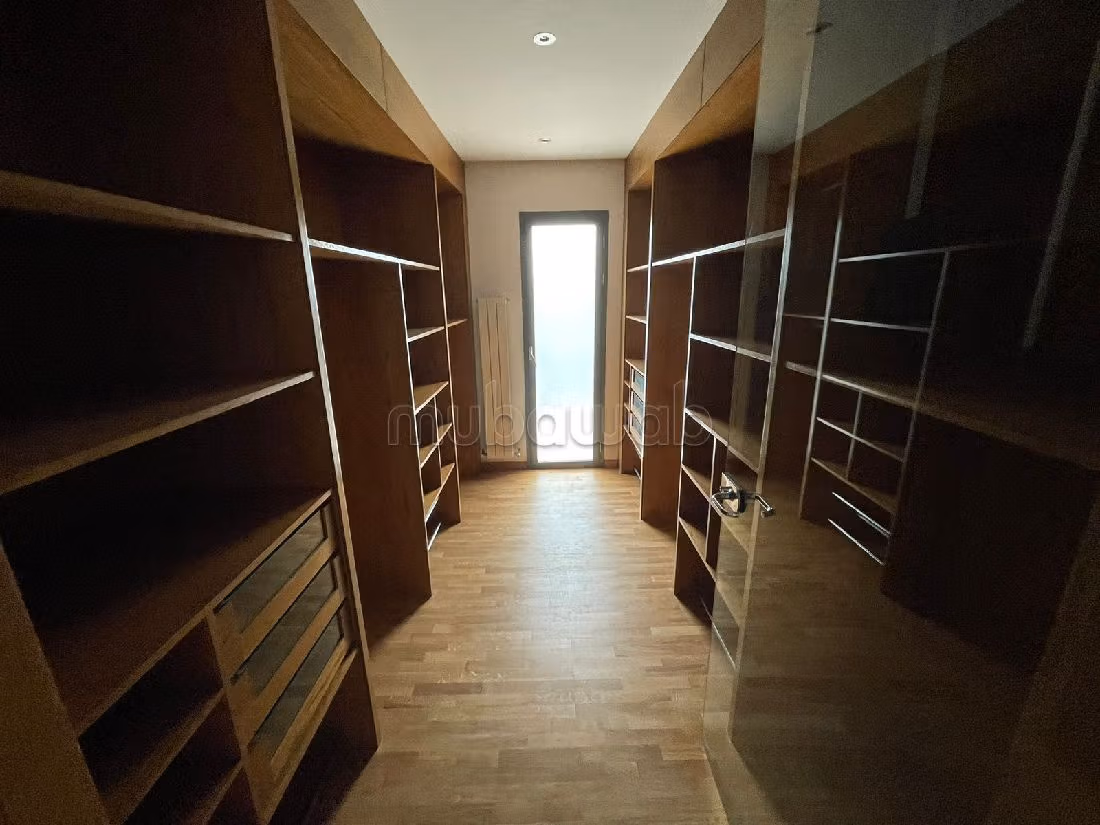 Villa's en luxe woningen te huur in Ain Diab. 4 Slaapkamers. Zwembad en airconditioning. 