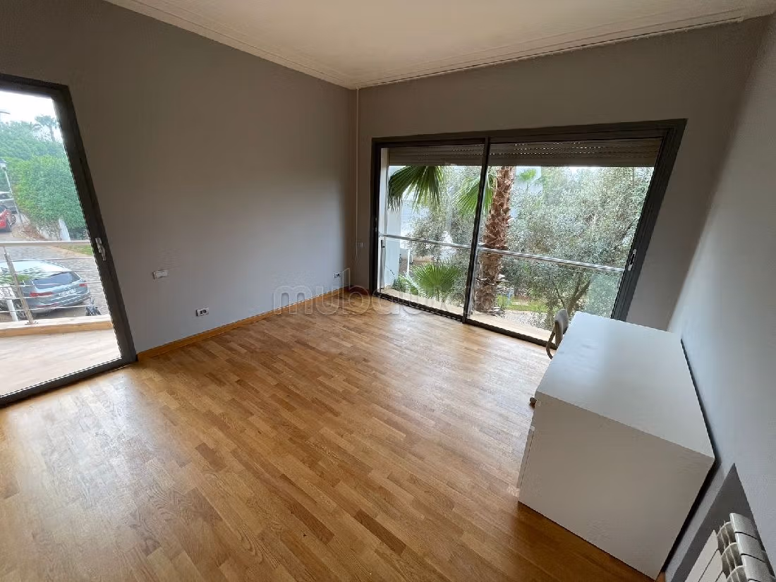 Villa's en luxe woningen te huur in Ain Diab. 4 Slaapkamers. Zwembad en airconditioning. 