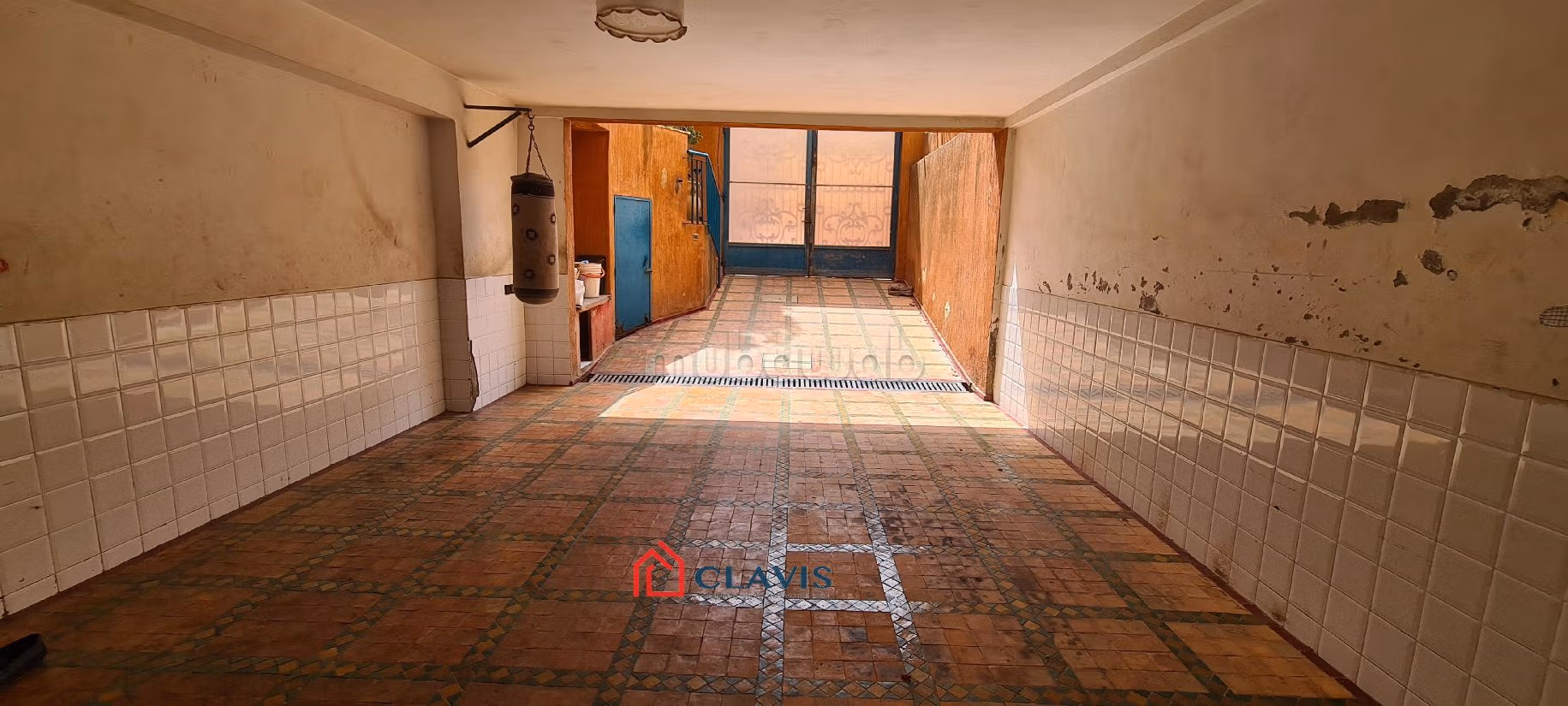 High quality house for sale in Sidi Maarouf. Surface area 350 m². Carpark and garden