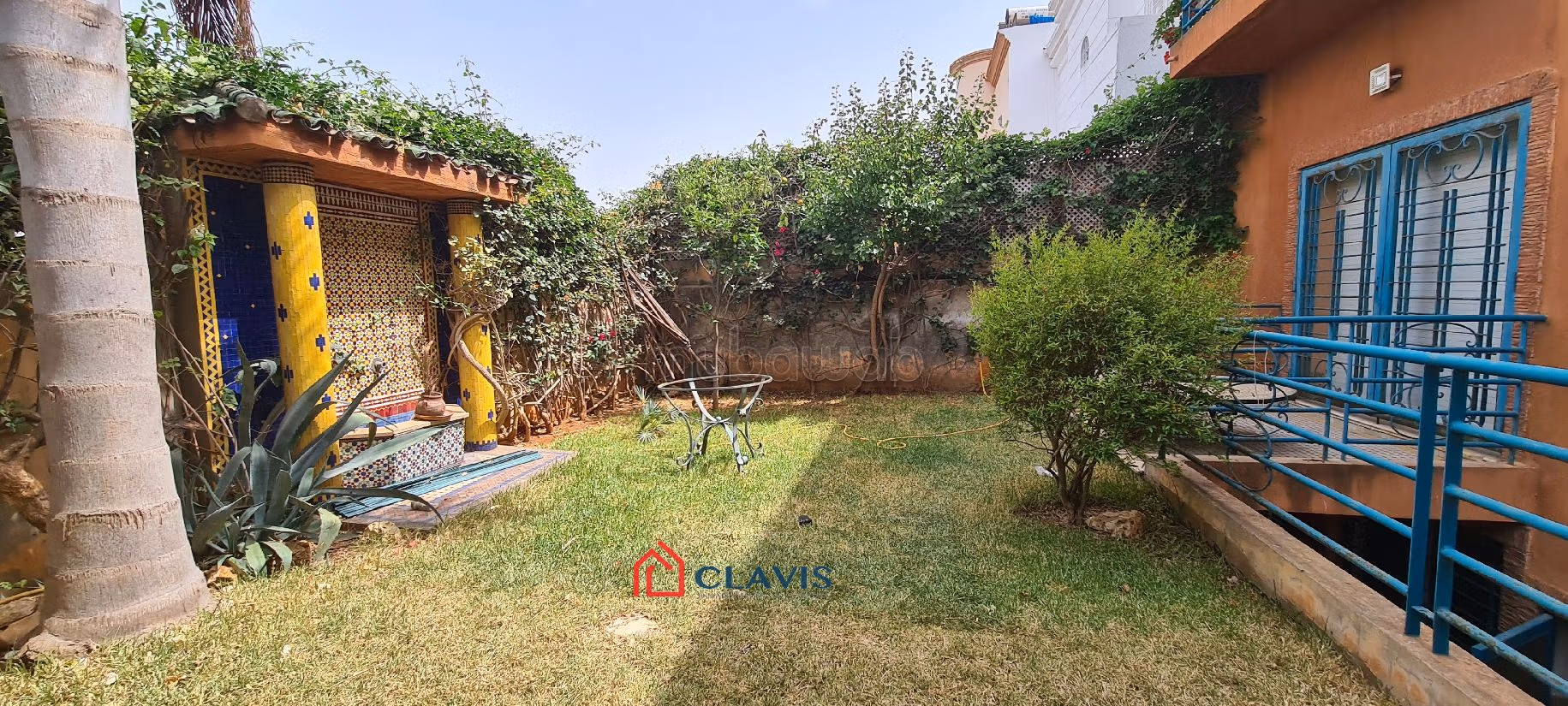 High quality house for sale in Sidi Maarouf. Surface area 350 m². Carpark and garden