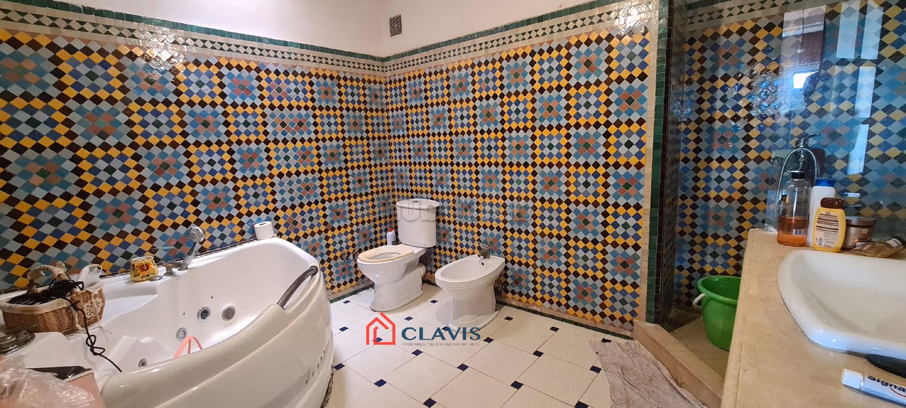 High quality house for sale in Sidi Maarouf. Surface area 350 m². Carpark and garden