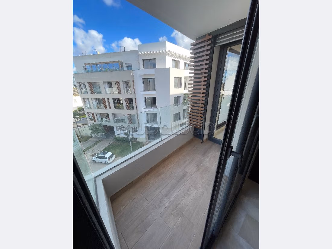 Appartement en location à Oasis. Surface totale 60 m². Chauffage central et porte blindée
